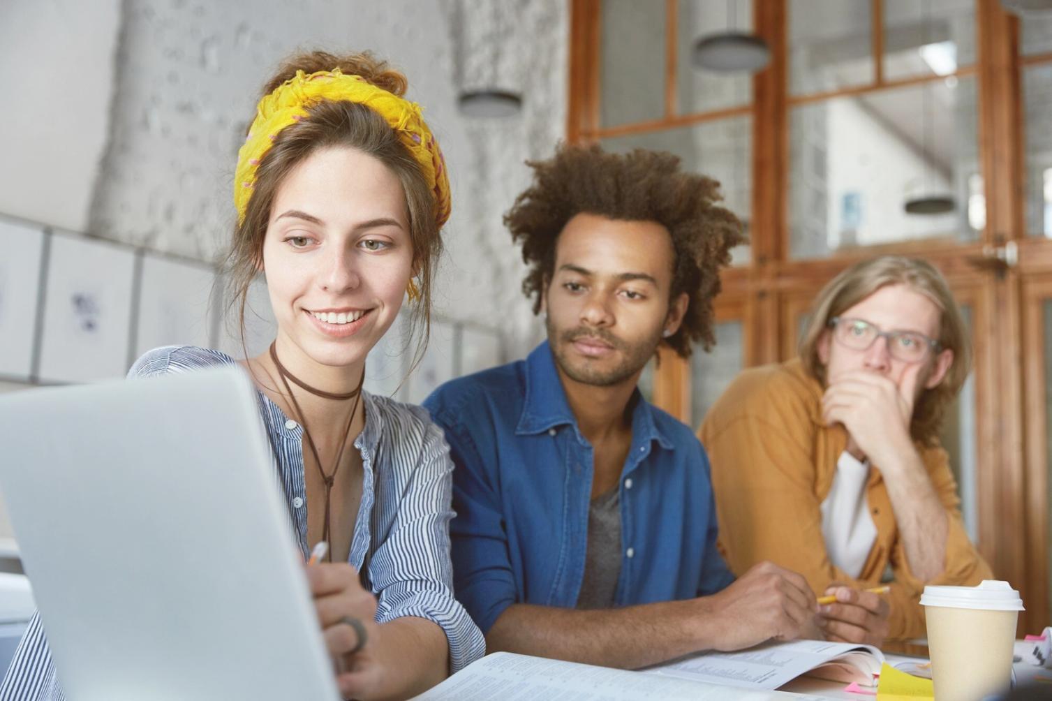 Presentación de proyecto de investigación financiera por estudiante