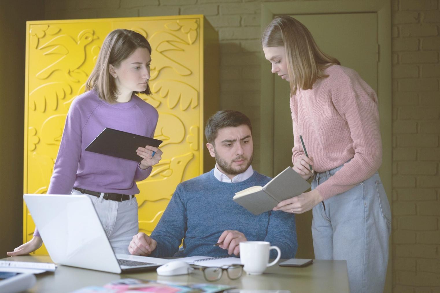Espacio de trabajo con análisis financiero y documentos de investigación
