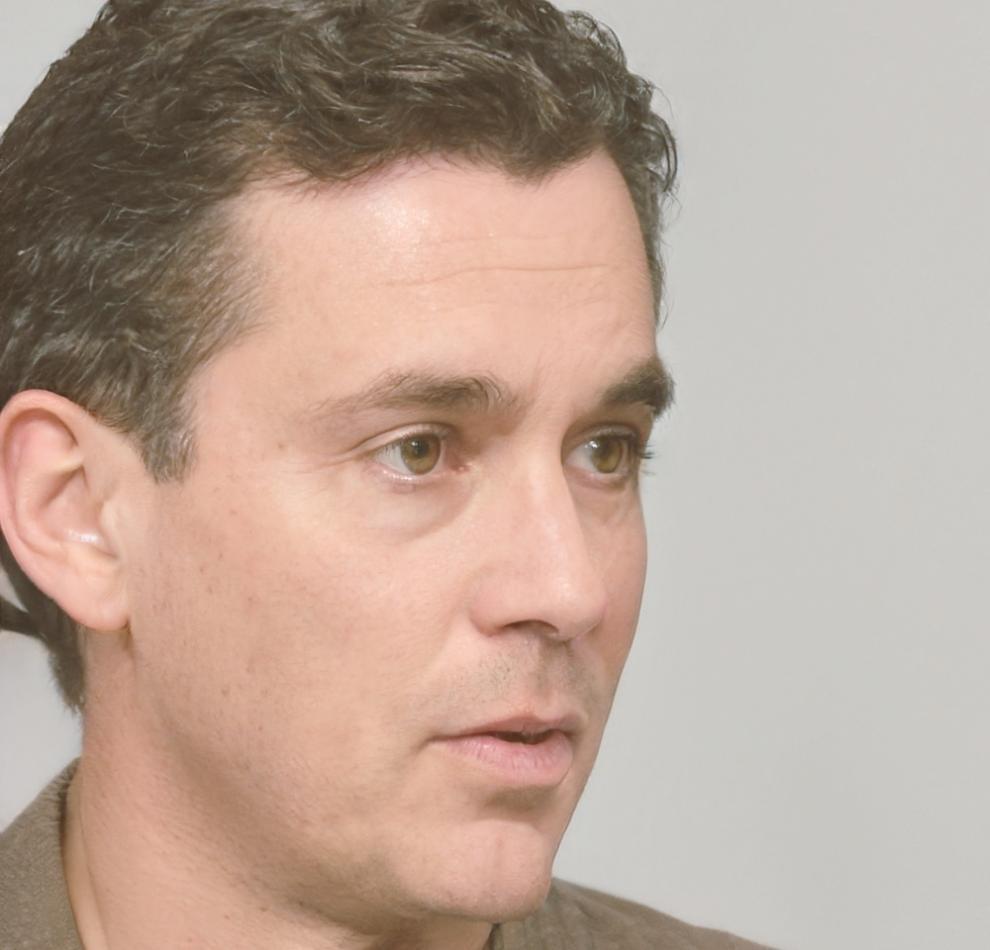 Instructor Andrés Villanueva especializado en econometría aplicada