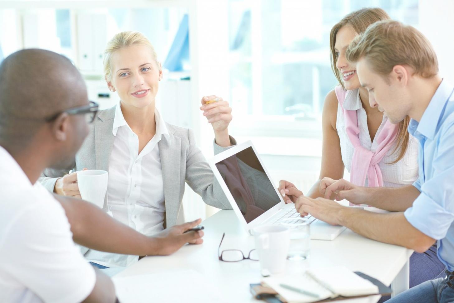 Equipo revisando estrategias de investigación financiera