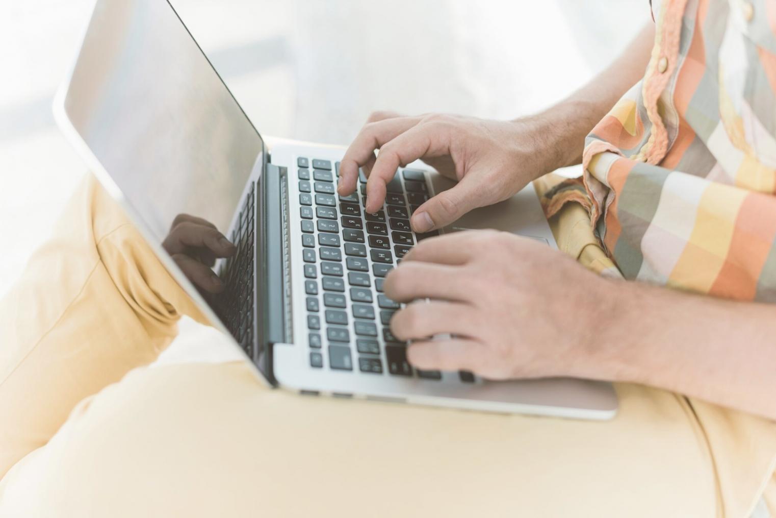 Estudiante analizando datos financieros en un entorno profesional