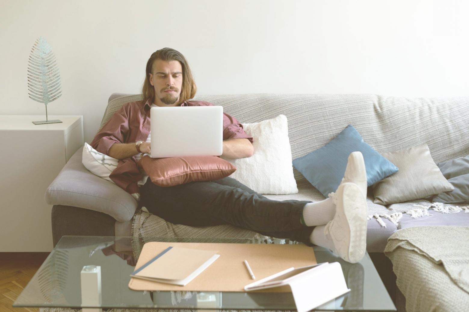 Espacio de trabajo con análisis financieros y datos de mercado