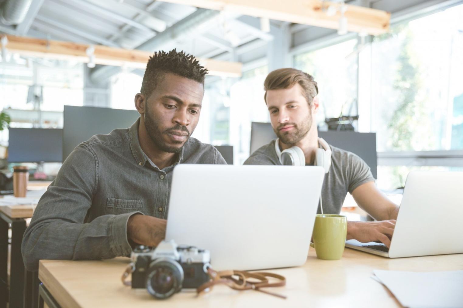 Investigación financiera práctica en entorno profesional
